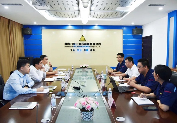 為高質(zhì)量發(fā)展賦能！青島高新區(qū)李天傳主任至力克川液壓調(diào)研2.jpg