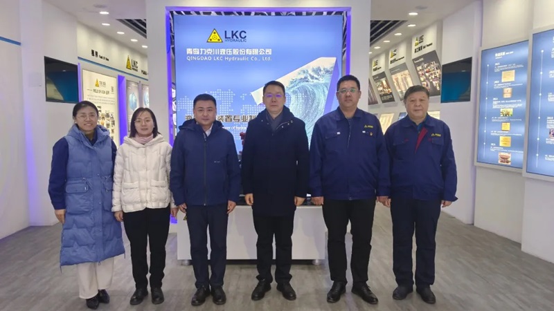 高新區(qū)工委委員、管委副主任張建軍一行蒞臨青島力克川液壓股份有限公司調研指導1.jpg
